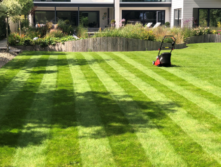 lawnmower with roller for lawn stripes